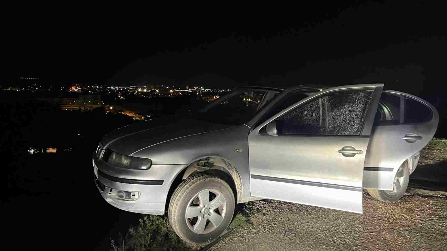 El coche quedó con las ruedas delanteras suspendidas en el aire tras el accidente. POLICÍA LOCAL DE TUDELA