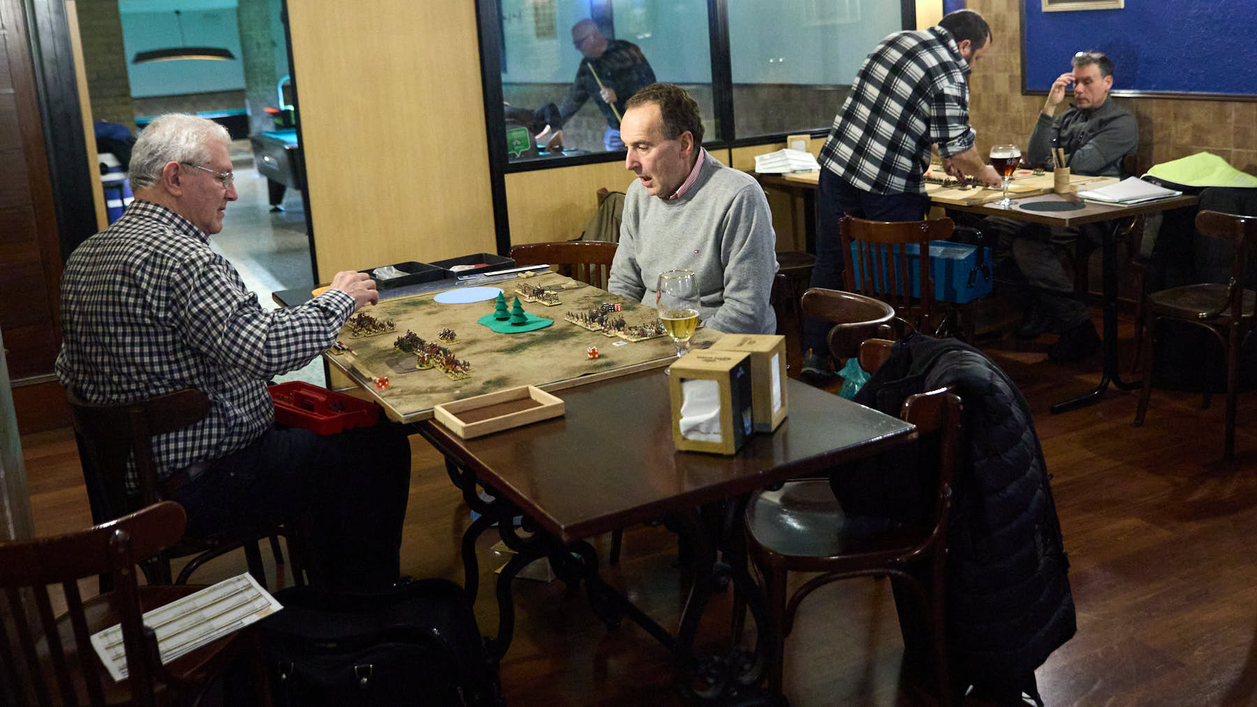 Billares Liverpool en la calle Iturralde y Suit 7 de Pamplona. IÑIGO ALZUGARAY