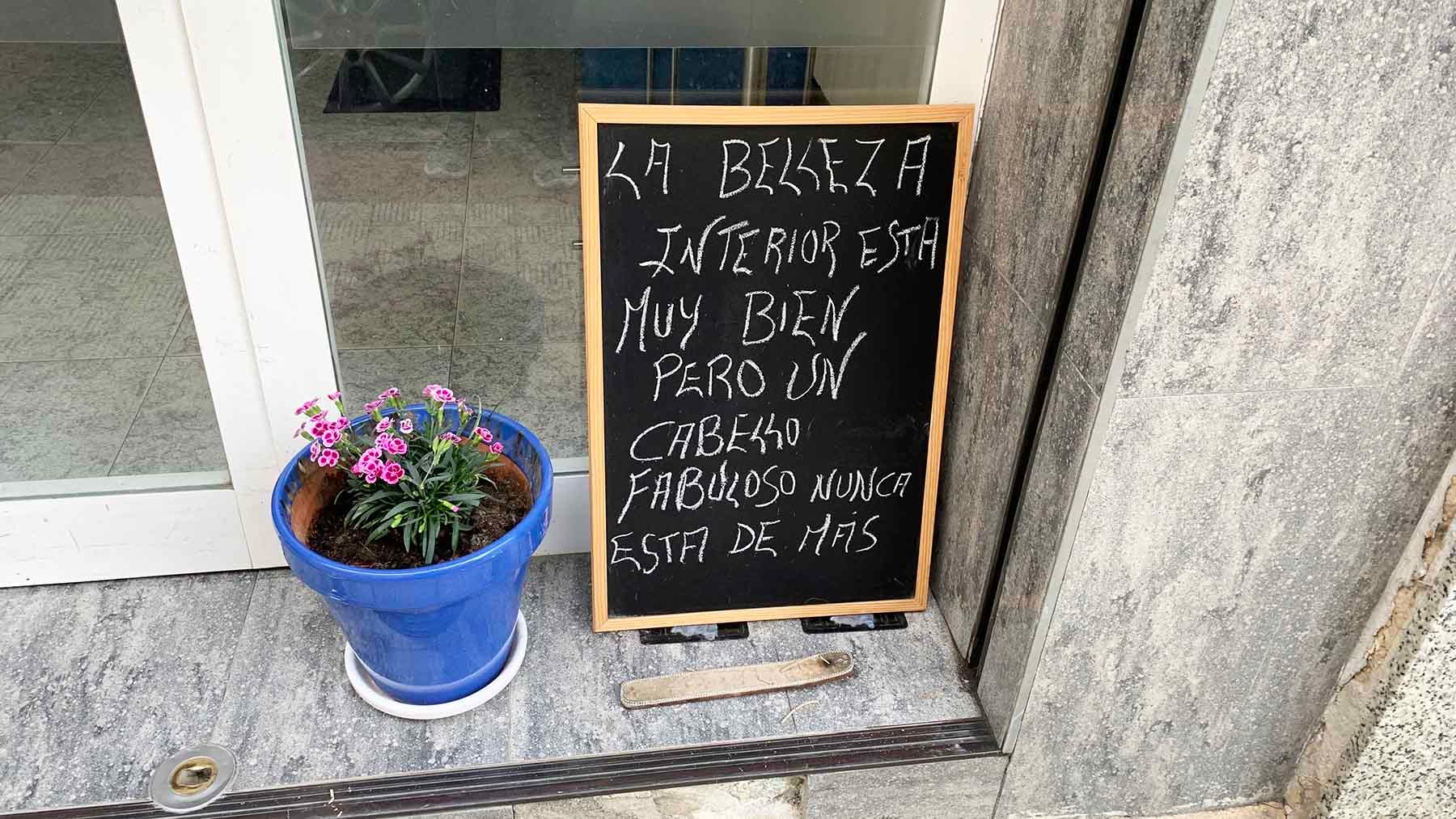 Una de las frases que Beatriz Gómez escribe en una pizarra y coloca en la puerta de su peluquería. Navarra.com