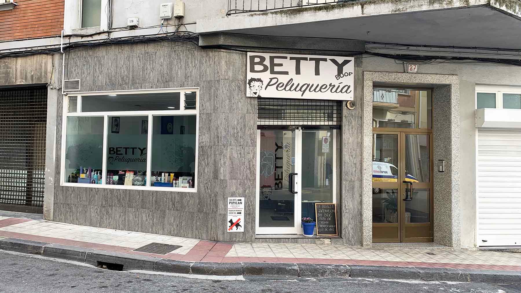 Fachada de la peluquería Betty en la calle Guelbenzu 27 en el barrio pamplonés de la Milagrosa. Navarra.com