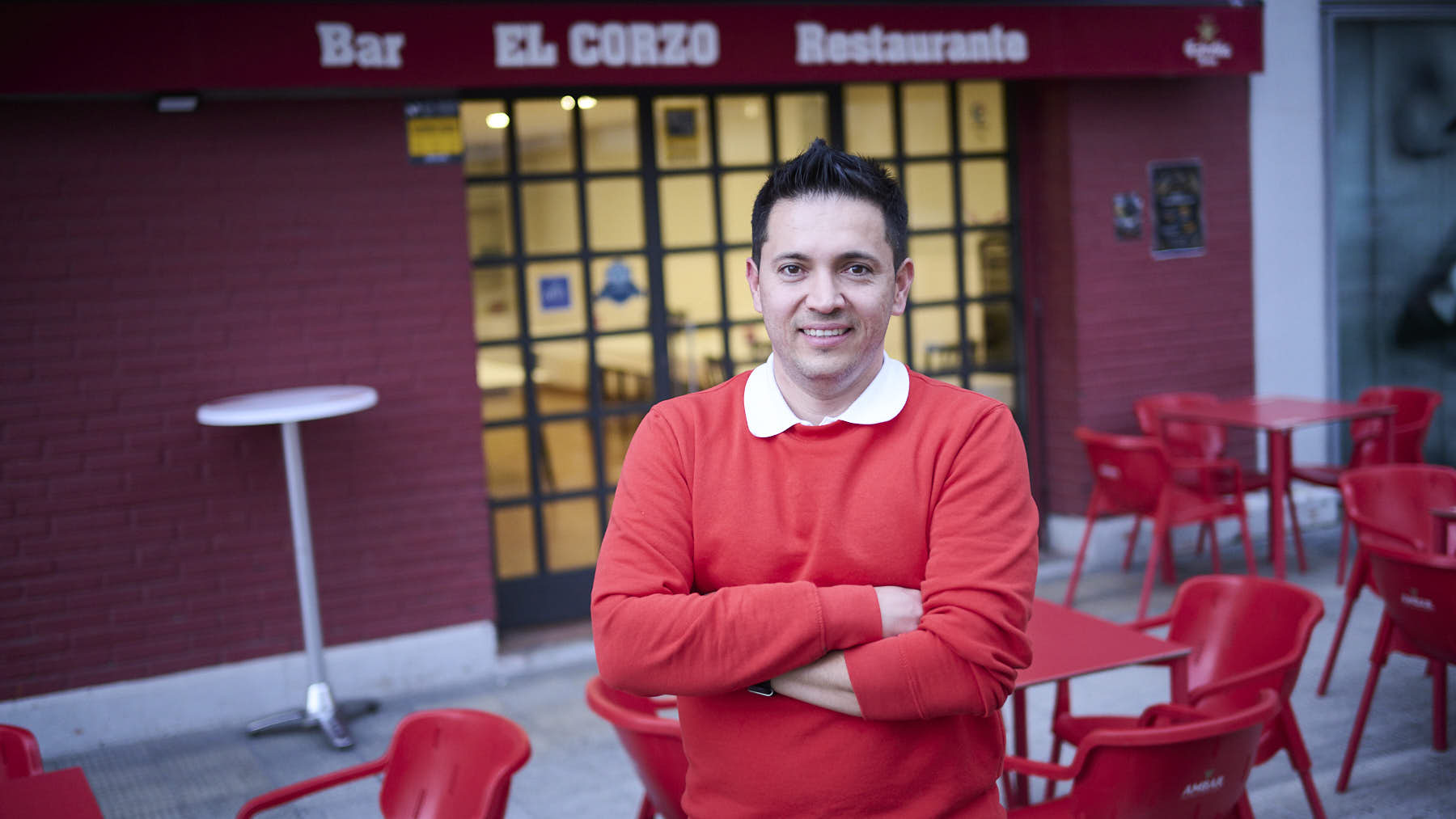 Felipe hace la reinaguración del bar restaurante El Corzo de Pamplona con la presencia de Chuchín Ibáñez. PABLO LASAOSA