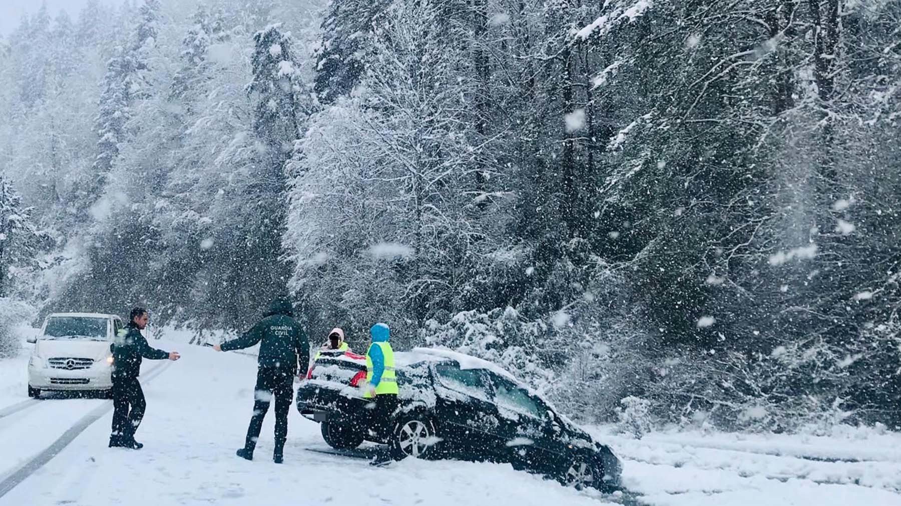Un coche con tres niños, a punto de caer a un río en Navarra: las carreteras afectadas por la nieve