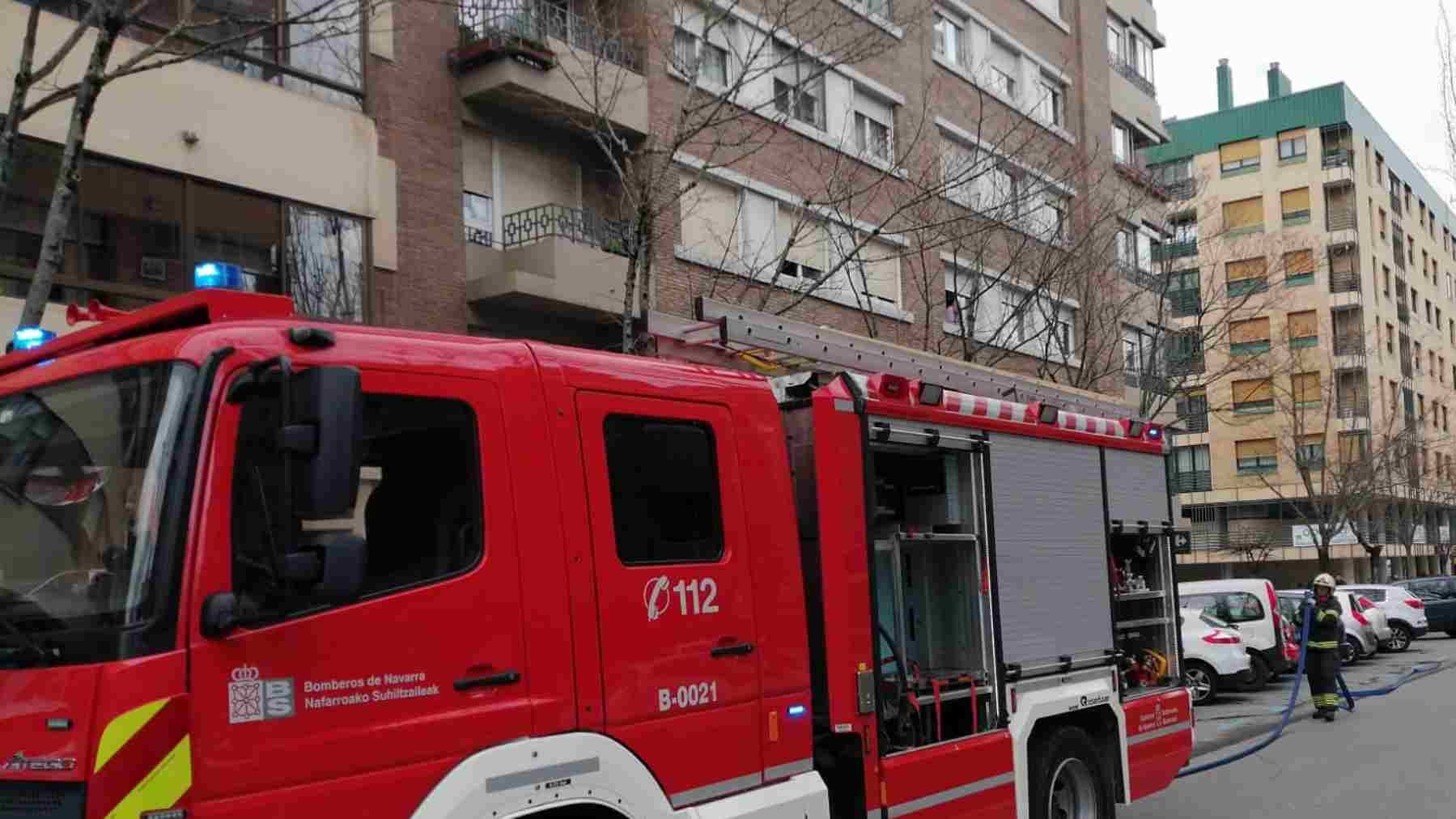 Un camión de bomberos en la calle Iturrama de Pamplona ante la casa en la que se ha quemado una campana extractora. BOMBEROS DE NAVARRA