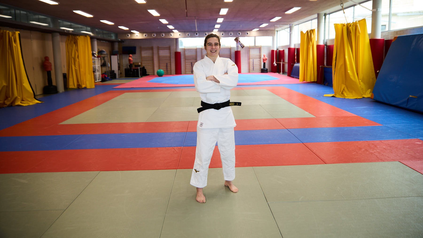 La judoka pamplonesa Jaione Equisoain, que busca obtener plaza para los Juegos Olímpicos de París en Judo, en el tatami del centro de Tecnificación Deportiva de Navarra del Estadio Larrabide de Pamplona. IÑIGO ALZUGARAY