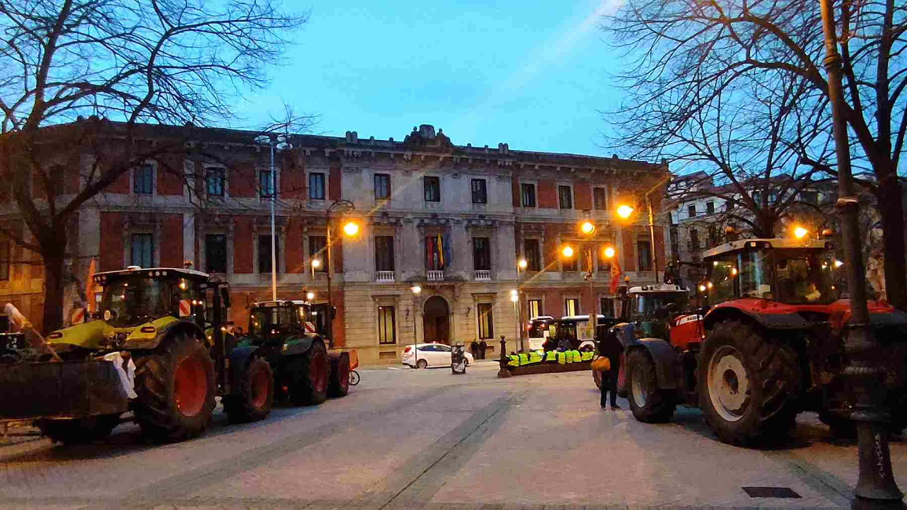 Los agricultores cercan el Parlamento de Navarra en una nueva jornada de protestas con sus tractores. NAVARRA.COM