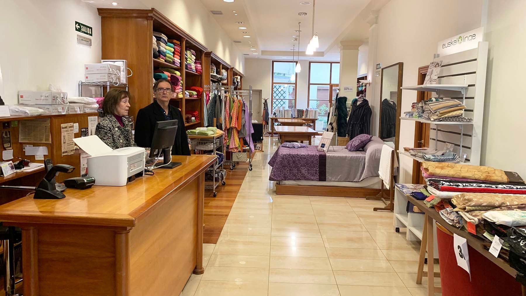 Interior de la tienda tejidos San Andrés en la calle Zapatería 43 de Pamplona. Navarra.com