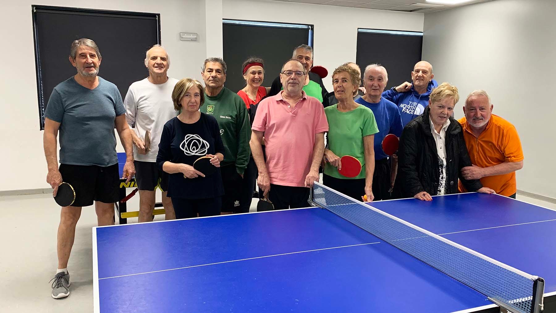 Foto de grupo de los veteranos de tenis de mesa de Oberena. Navarra.com
