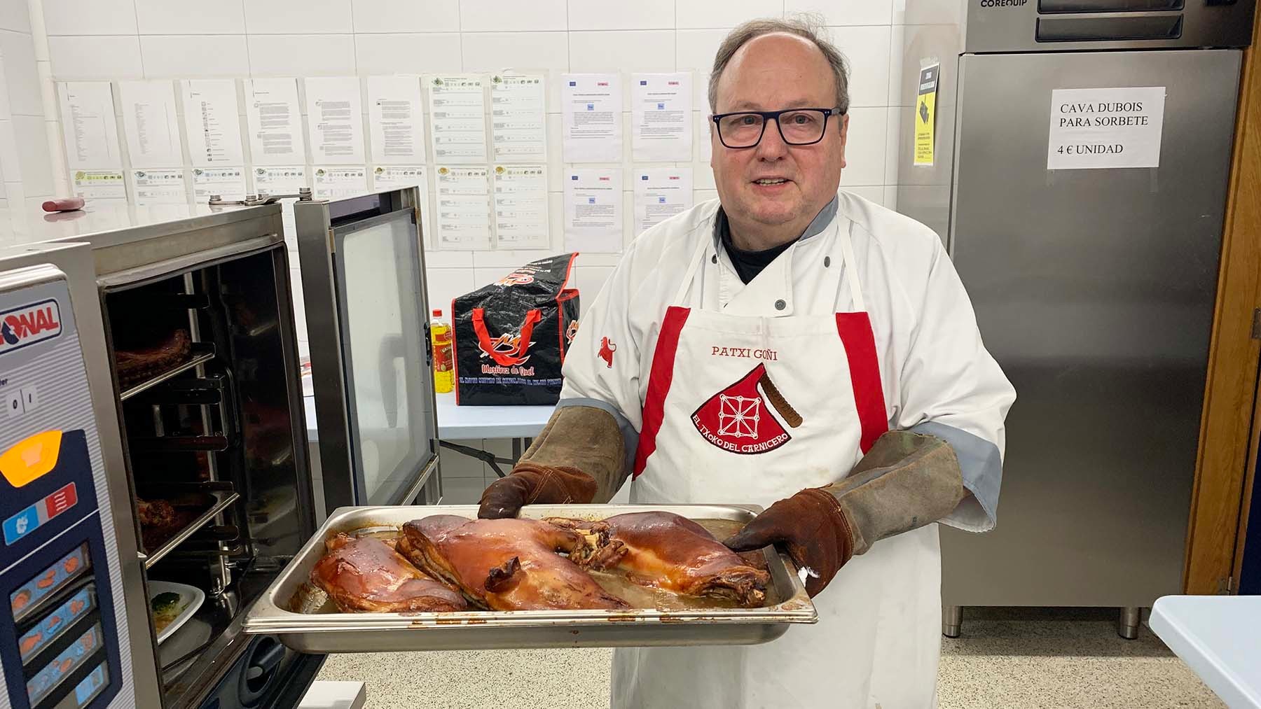 El cocinero Patxi Goñi con una bandeja de gorrín asado para los veteranos de tenis de mesa de Oberena. Navarra.com