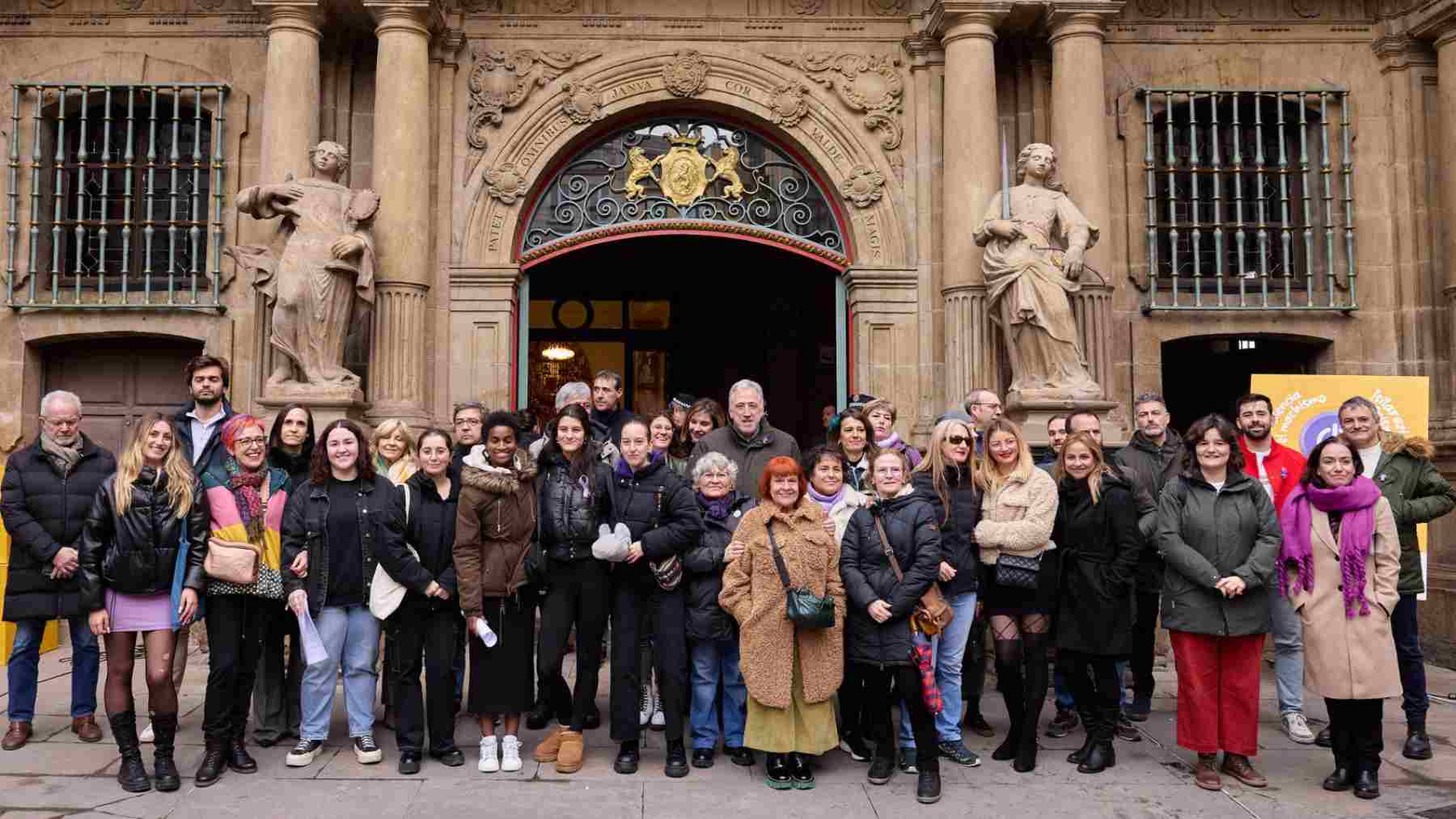 Concejales de todos los grupos municipales en la concentración del Ayuntamiento de Pamplona por el 8M. AYUNTAMIENTO DE PAMPLONA