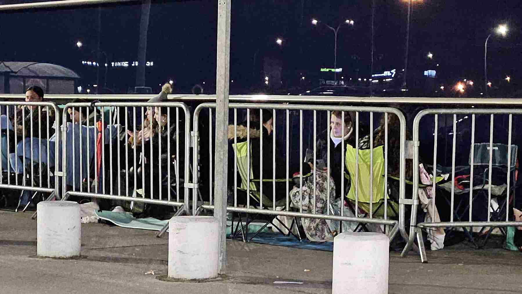 Jóvenes y adolescentes han dormido a la intemperie para ser los primeros en conseguir la firma de sus ídolos de Operación Triunfo 2023. CEDIDA