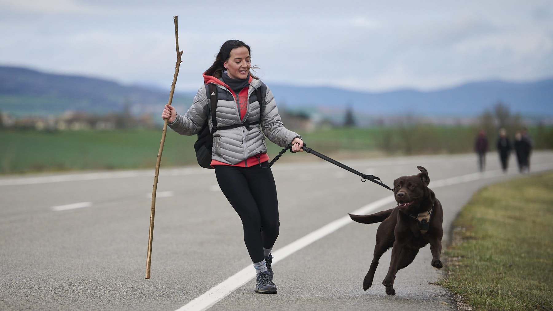 Marta Galar junto a su perro Seven realizan la Javierada desde Noáin hasta el Castillo de Javier. PABLO LASAOSA