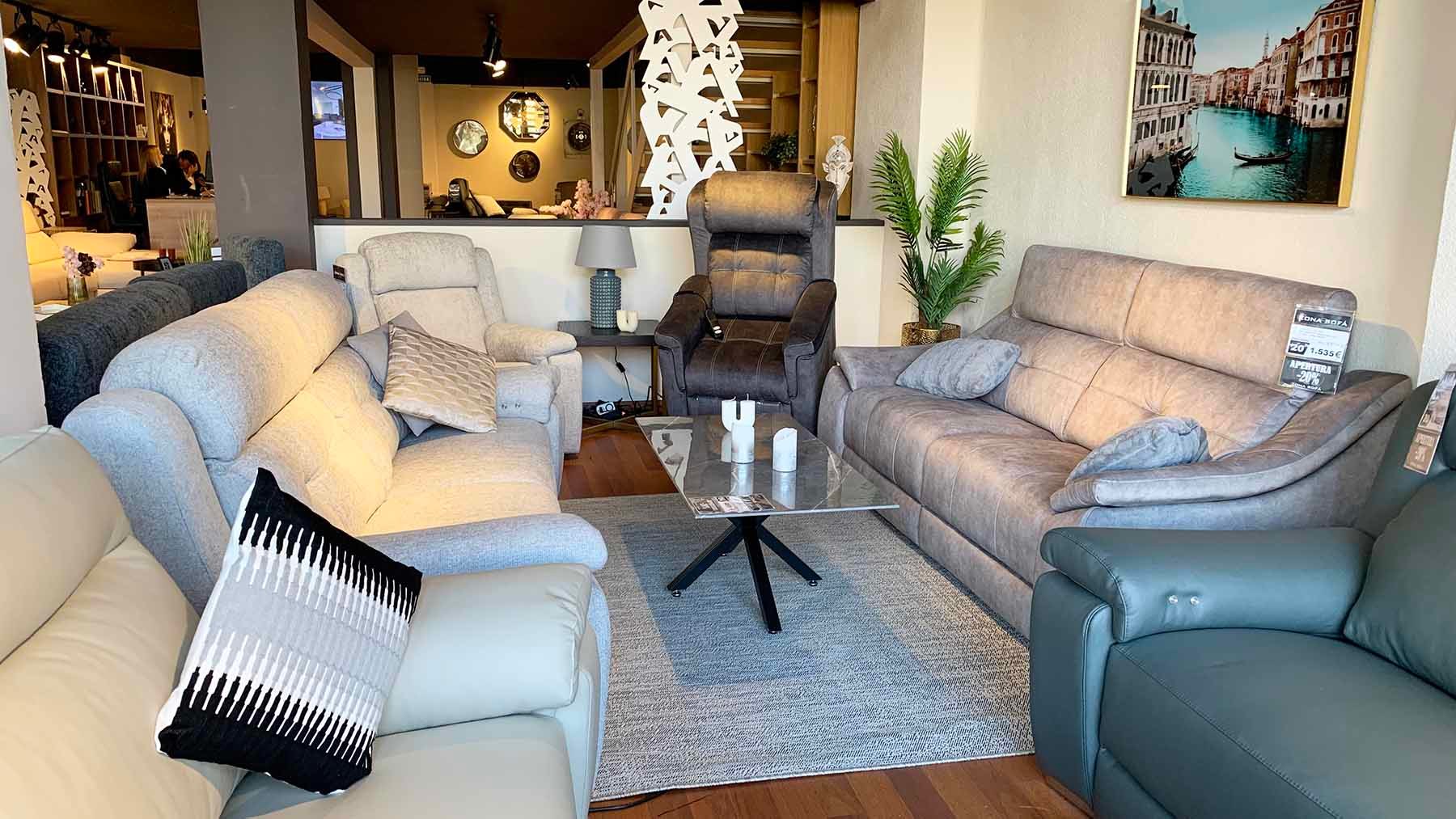 Interior de la tienda Zona Sofá en la avenida Marcelo Celayeta de Pamplona. Navarra.com