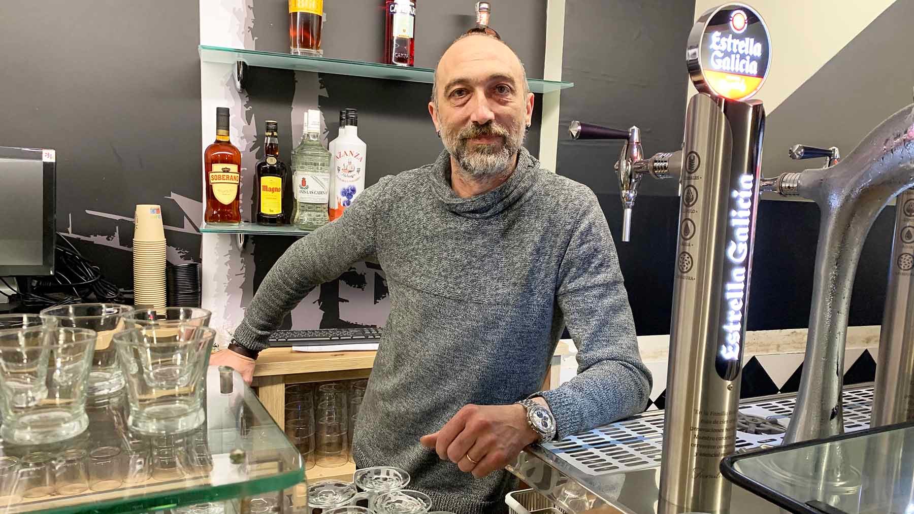 Paco Baquedano en la reapertura del bar Roncesvalles en Estella. Navarra.com