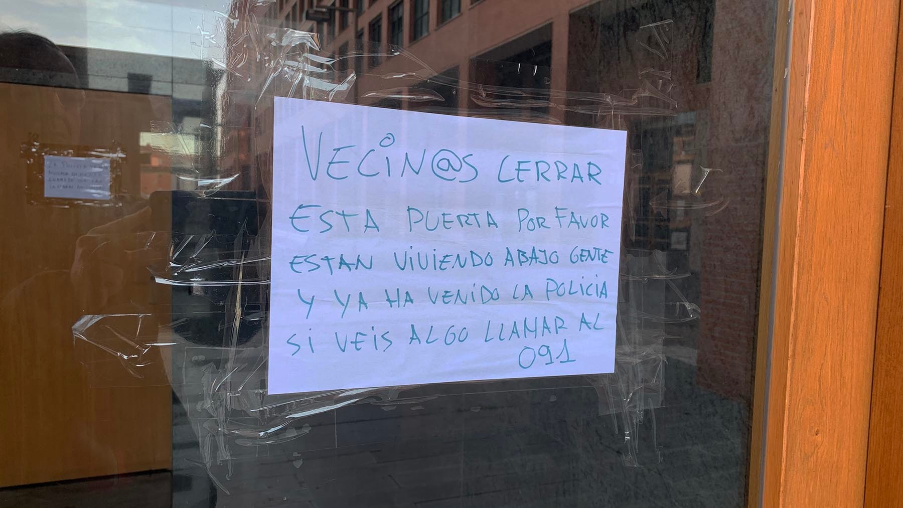 Cartel colocado en la plaza Felisa Munárriz en el barrio de la Milagrosa en Pamplona. Navarra.com