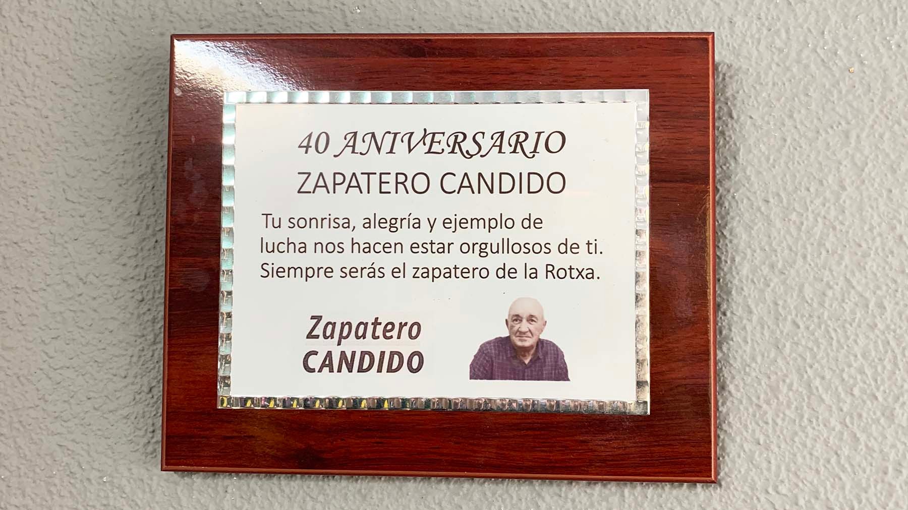 Placa de reconocimiento al zapatero Cándido Rodríguez por su 40 aniversario. Navarra.com