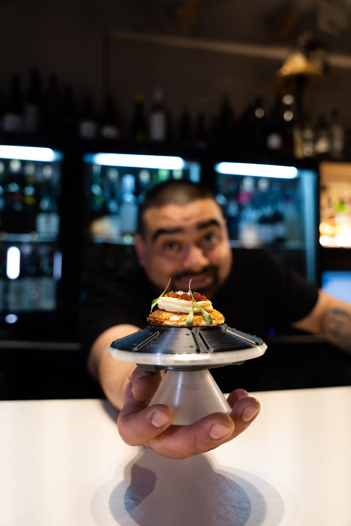 Pincho 'La anguila bombardeó al pollo hasta dejarse la piel!' del Baseriberri para la Semana del Pincho de Navarra 2024.  BASERIBERRI