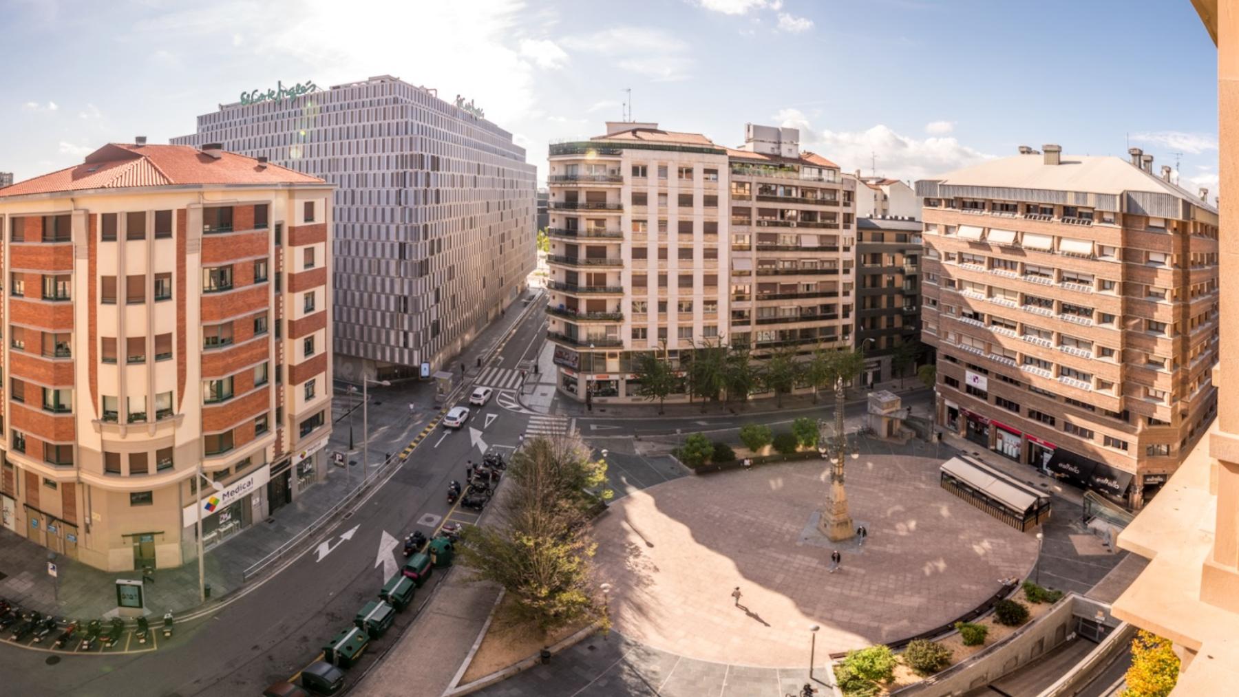 Posem Inmobiliaria vende en Pamplona una vivienda en la calle Estella con vistas a la plaza del Vínculo.
