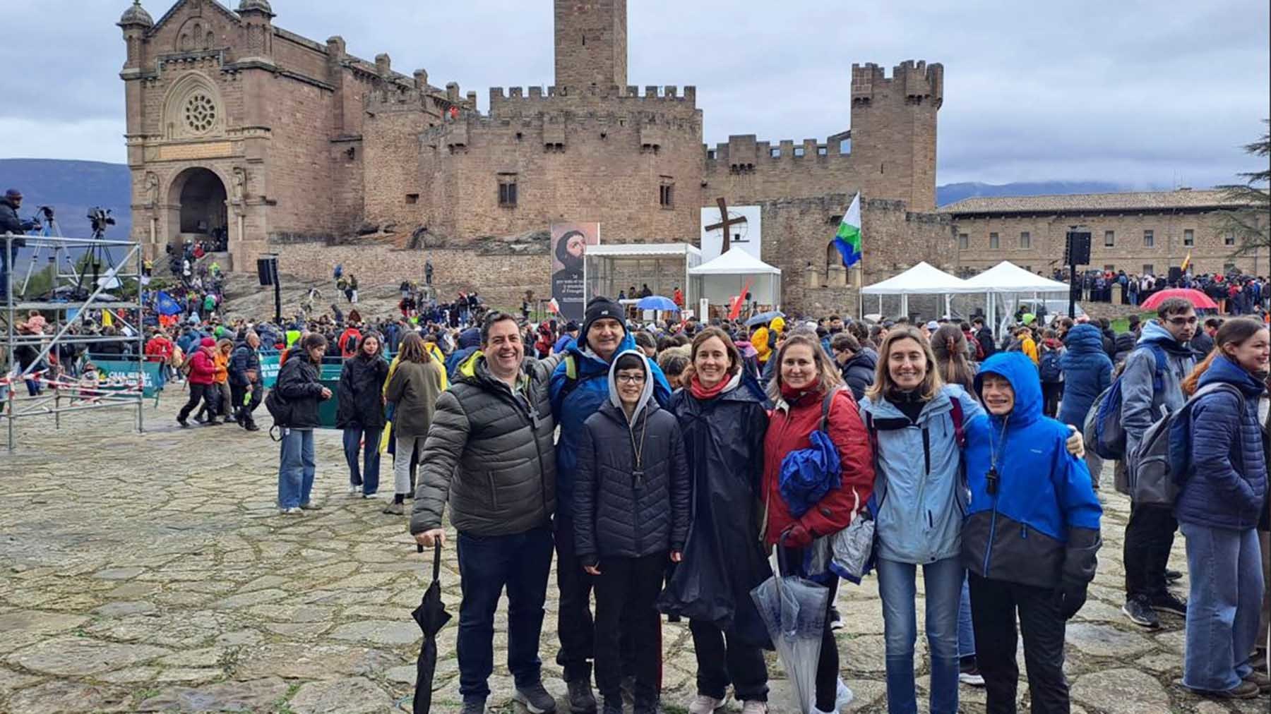 Luis Javier Goñi con su mujer e hijo y un grupo de amigos al llegar al castillo de Javier. Cedida.