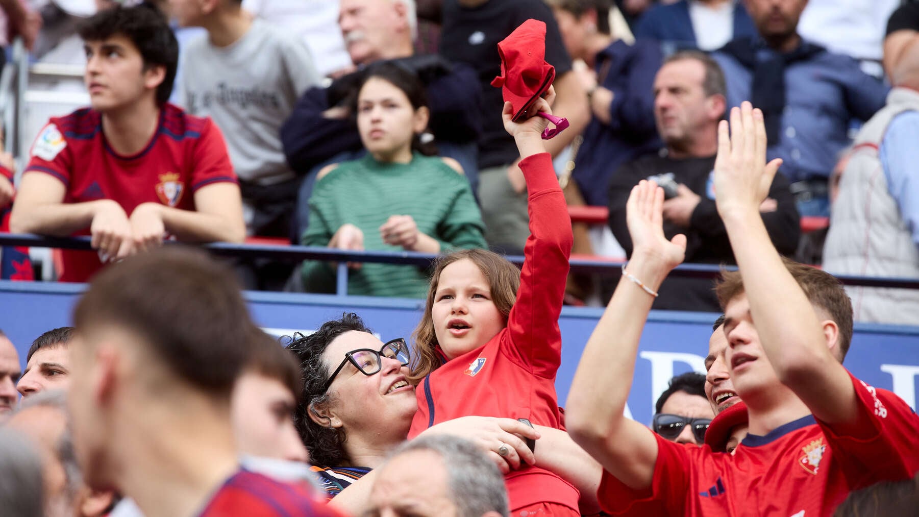 La afición de El Sadar vibra con Osasuna a pesar del revolcón ante el ...