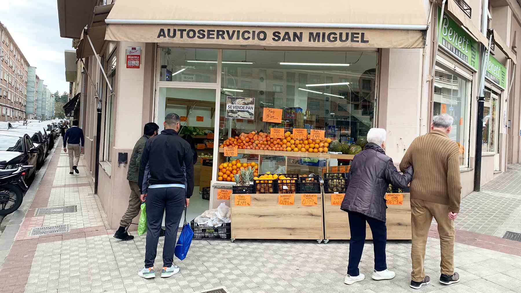 La frutería San Miguel está en la calle Tajonar 2, esquina con la calle Santa Marta en Pamplona. Navarra.com