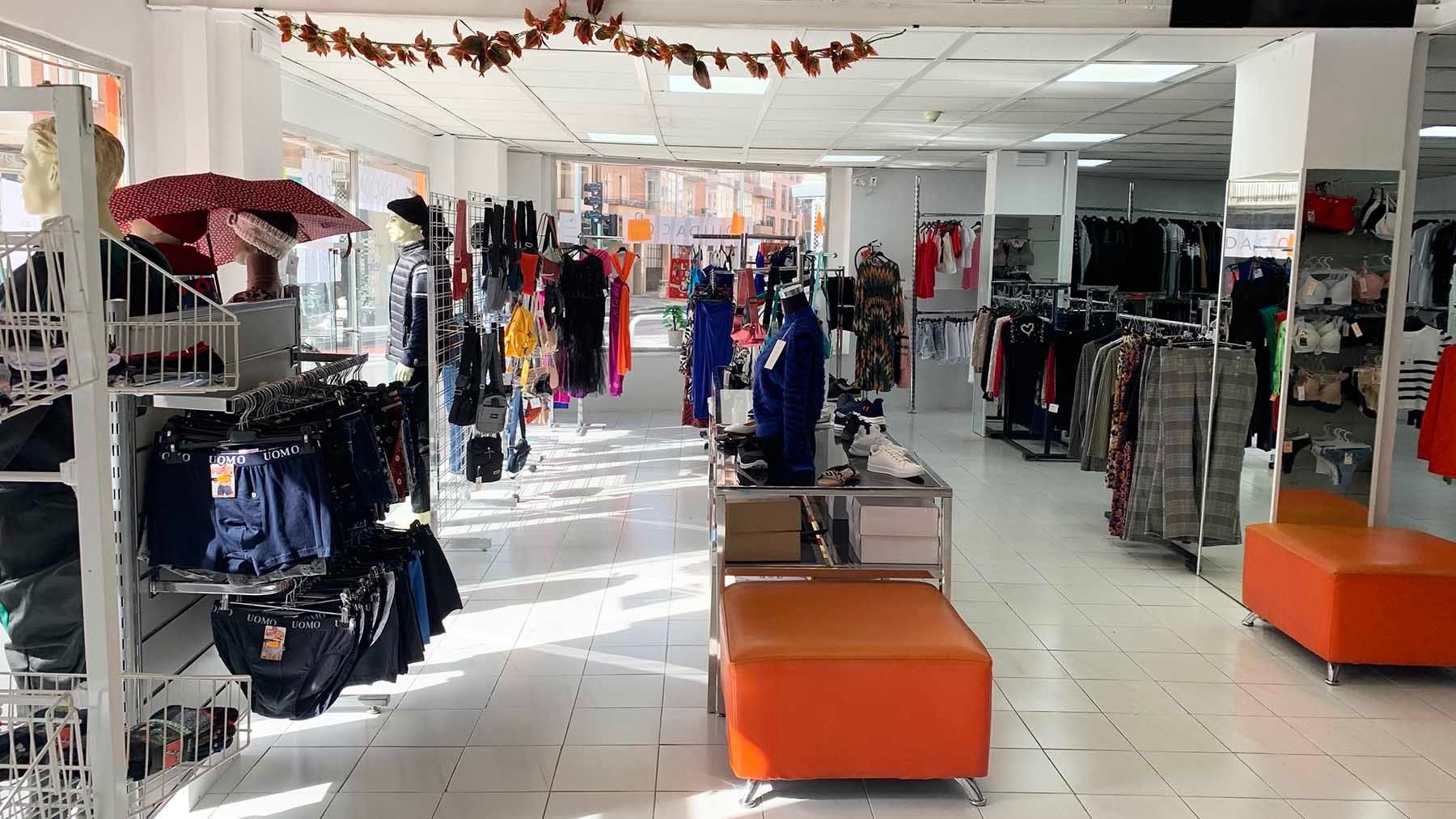 Interior de la tienda de moda y complementos A&E en Pamplona. Navarra.com