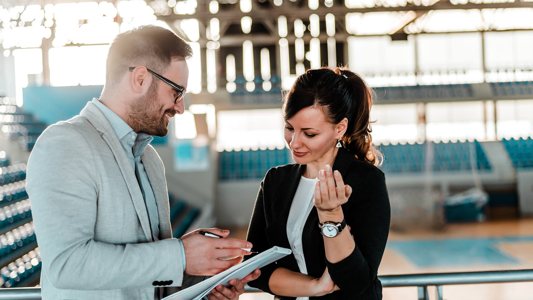 Dos profesionales peran la organización de un evento deportivo. SHUTTERSTOCK