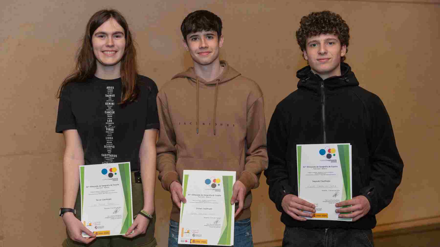Ganadores de la fase regional de la Olimpiada de Geografía con Leire Pérez (tercer puesto), Jorge Indurain (primer puesto) y Nicolás Campanero (segundo puesto). UNIVERSIDAD DE NAVARRA