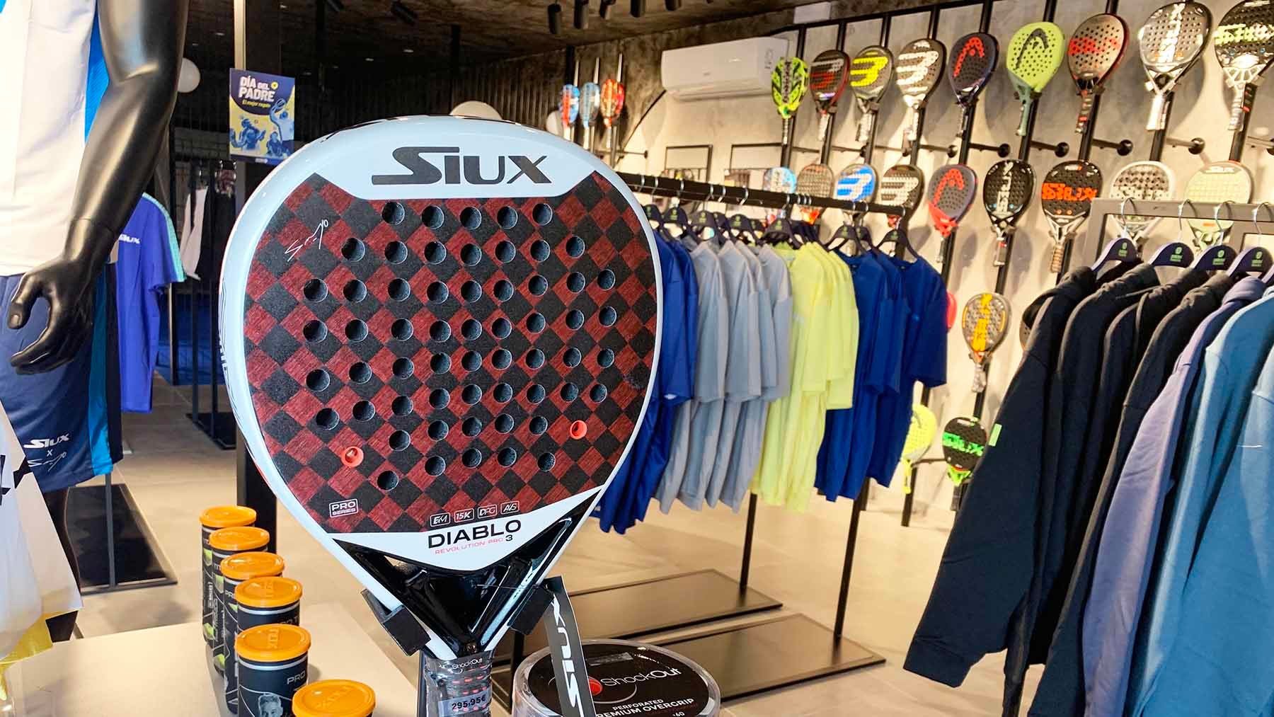 Interior de la tienda Pádel Nuestro en el polígono industrial de Mutilva. Navarra.com