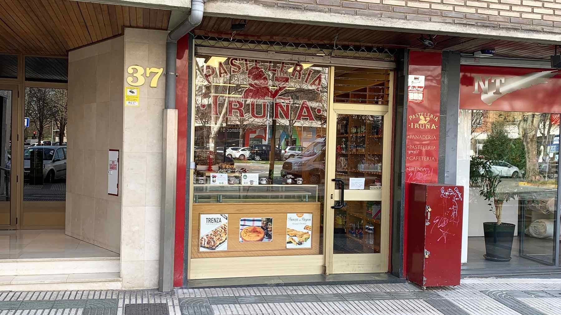 Fachada de la panadería Iruña en la calle Serafín Olave 37 de Pamplona. Navarra.com