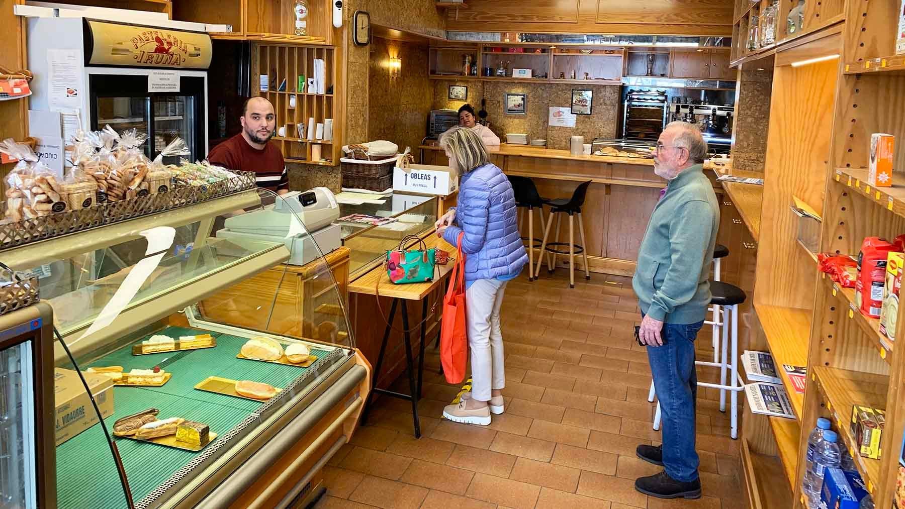 Interior de la panadería Iruña en la calle Serafín Olave de pamplona. Navarra.com