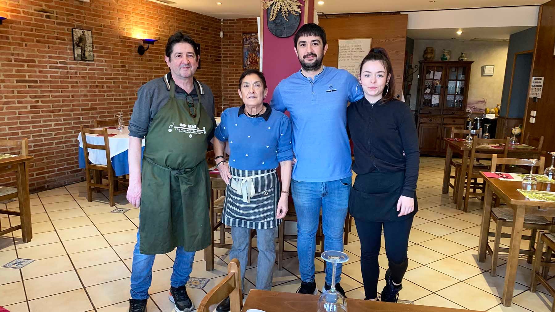 Andoni, Pilar, Oihan y Alba en el comedor del bar restaurante Iribia en Ancín. Navarra.com