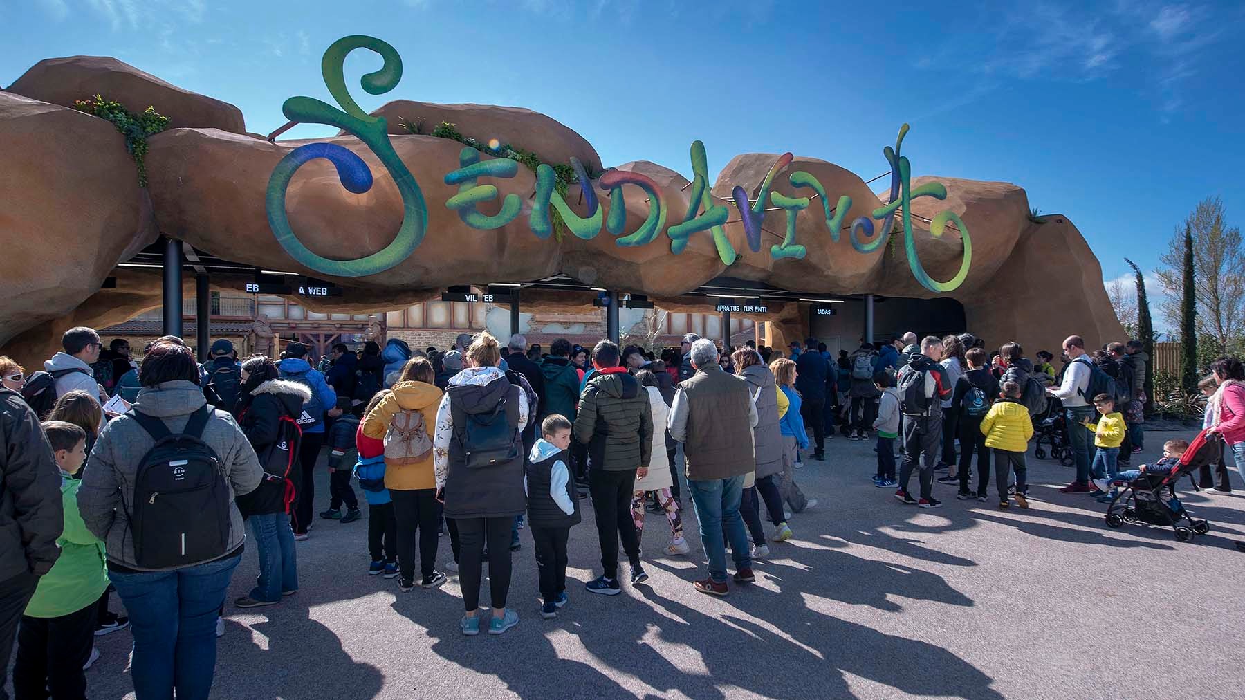 Sendaviva regresa a lo grande con miles de visitantes en el primer día de la nueva temporada