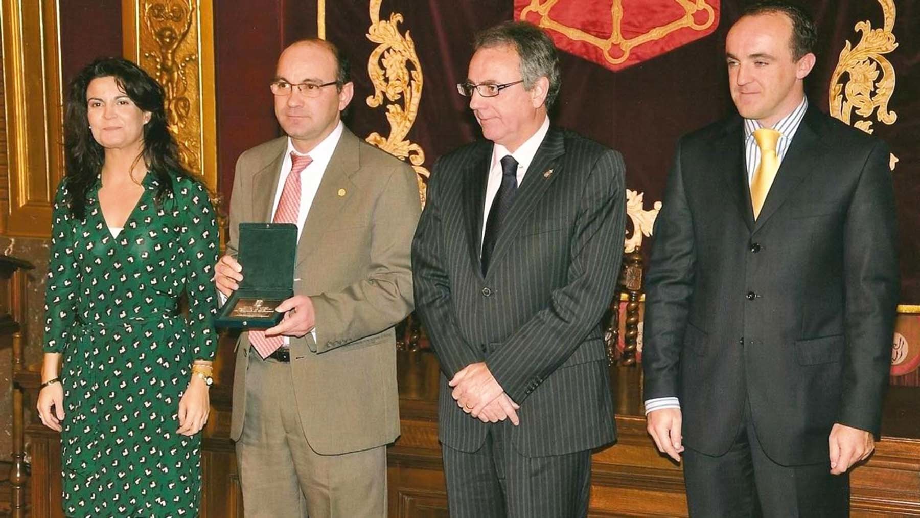 Juan Carlos Garde recibe un reconocimiento junto a Maribel García Malo, Miguel Sanz y Javier esparza. Cedida.