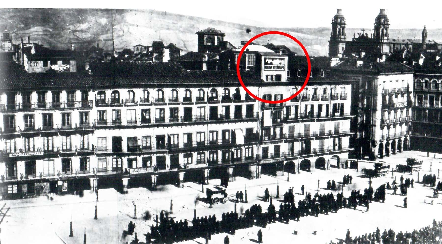 Fotografía tomada en 1882 durante una parada militar en la plaza de la Constitución, en la que distinguimos en el alto del edificio el cartel “ROLDÁN FOTÓGRAFO” y dos personas asomadas al balcón (Foto Zaragüeta)