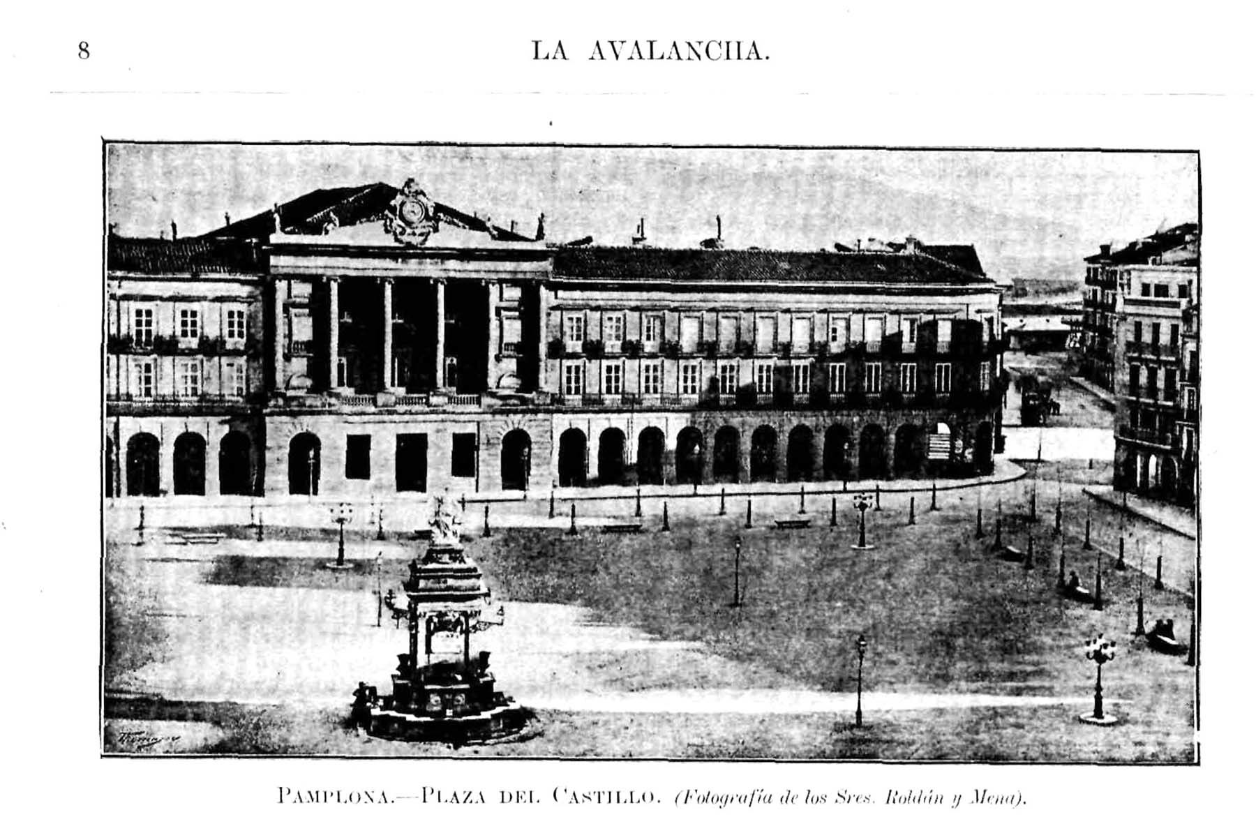 Foto publicada en el ejemplar del 24 octubre 1895 de la revista La Avalancha, en la que observamos la fachada del Teatro Principal contiguo al Palacio de la Diputación.