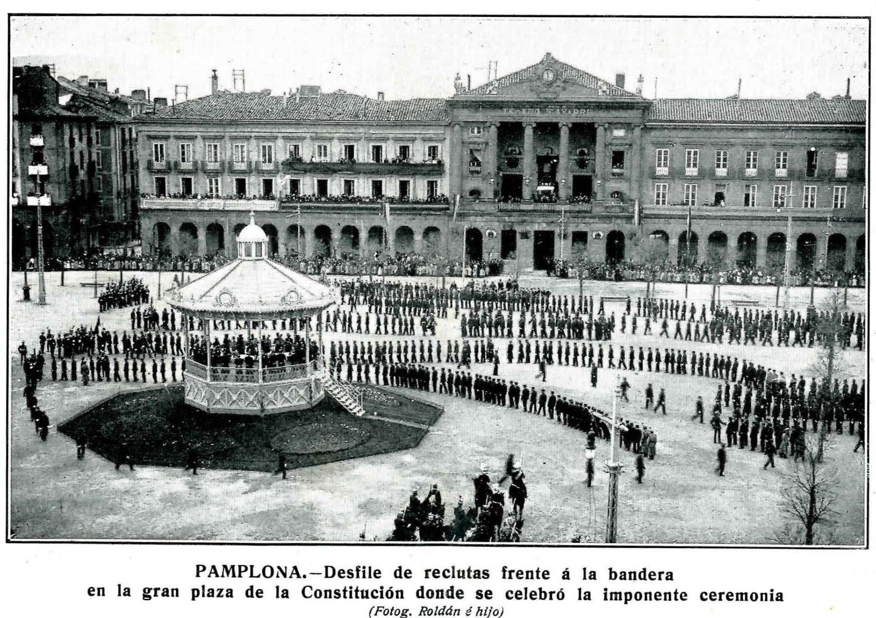 Acto de jura de bandera de los nuevos reclutas en la plaza de la Constitución.