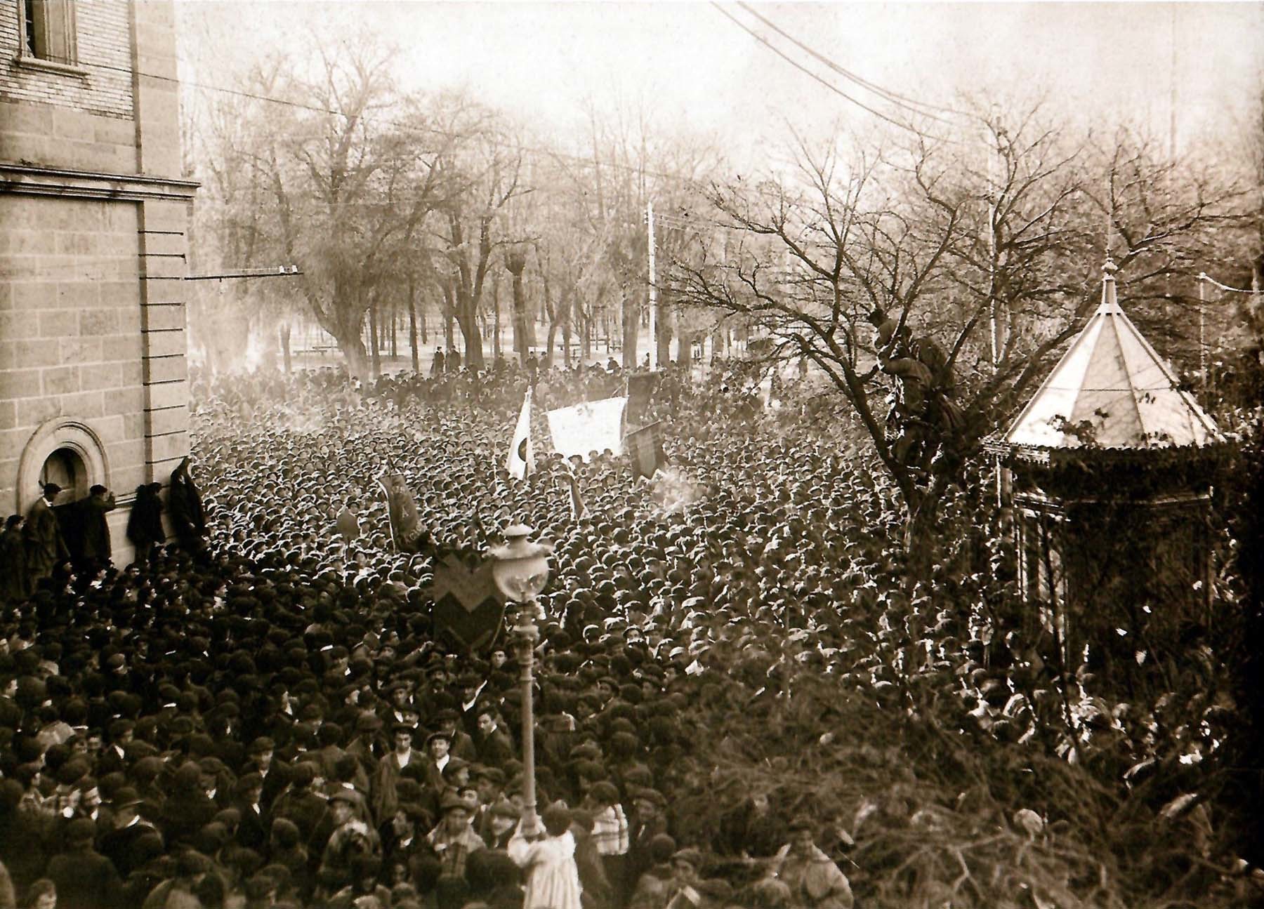 Gran manifestación católica de Navarra del 9 de diciembre de 1906 en contra del proyecto de Ley de Asociaciones (Foto Roldán e Hijo, Archivo Municipal AMP001431)