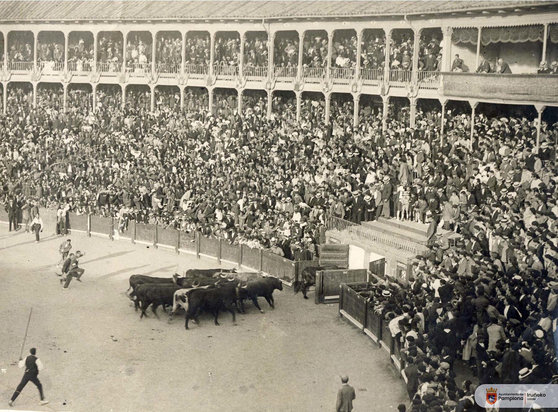 8 de julio de 1921. Entrada de los astados en los toriles de la antigua plaza de toros, dando por finalizado el encierro. (Foto Roldán, Archivo Municipal AMP002271)