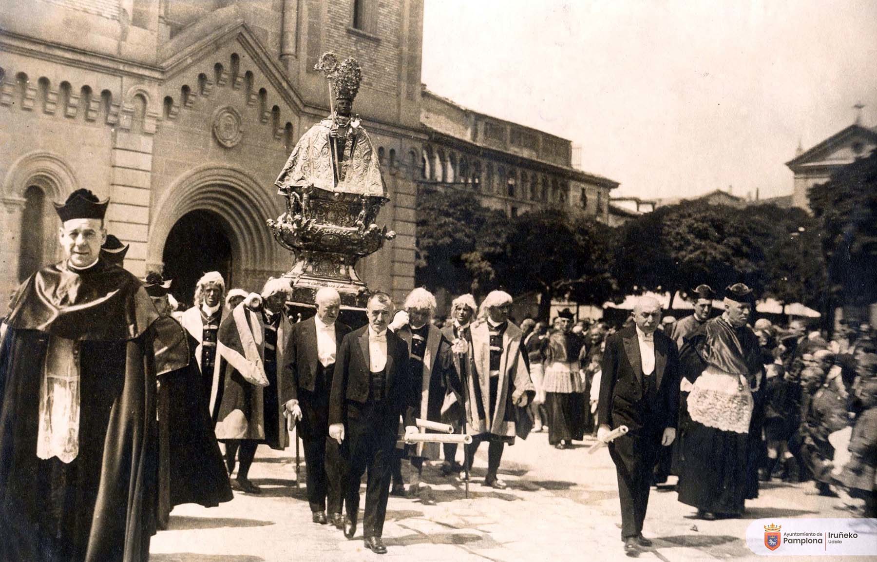 7 de julio de 1923. Procesión de San Fermín. Salida de la iglesia de San Lorenzo (Foto Roldán, Archivo Municipal AMP002087)