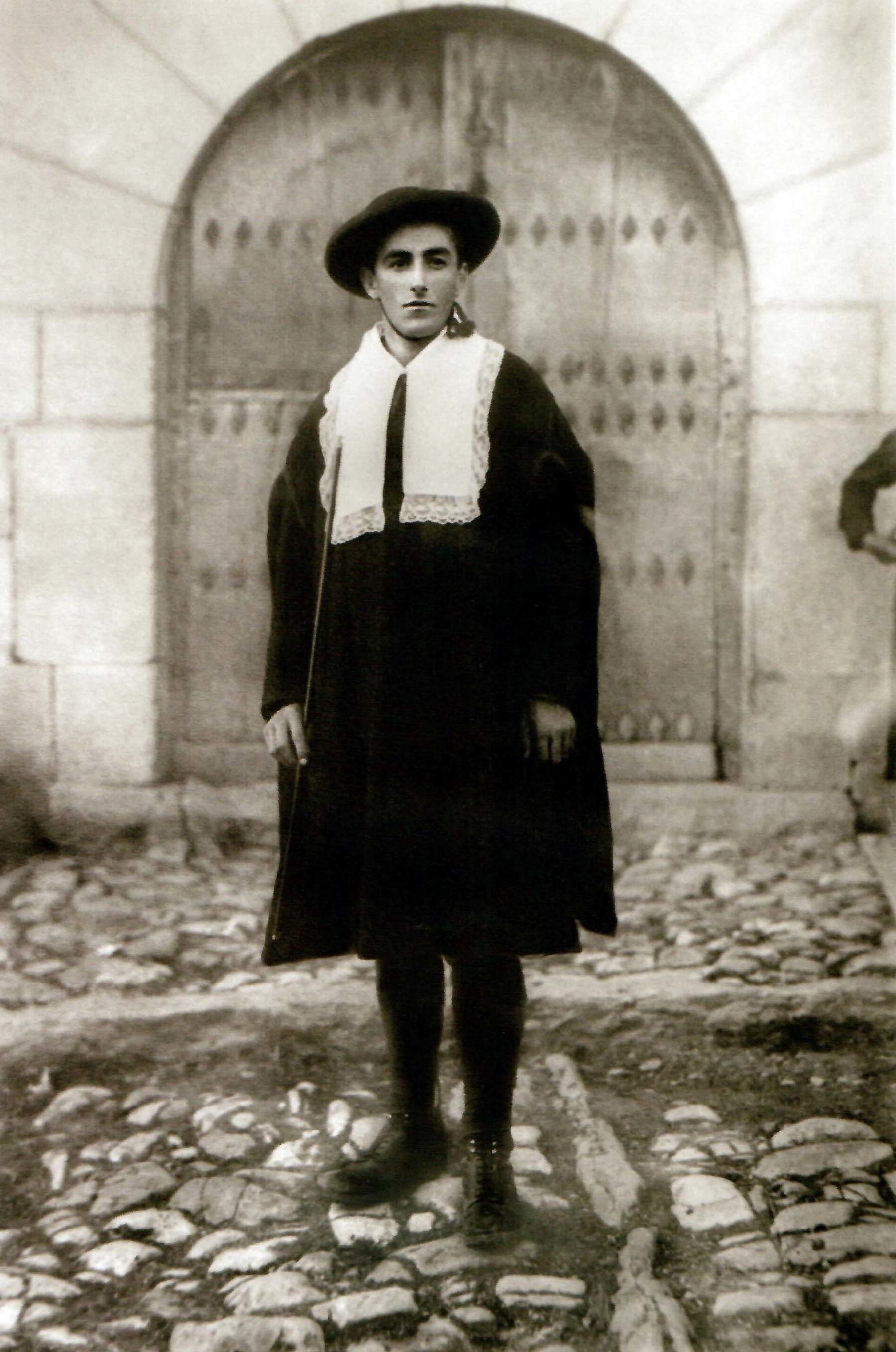 1924. Salacenco en la serie del traje regional. (Foto Roldán)
