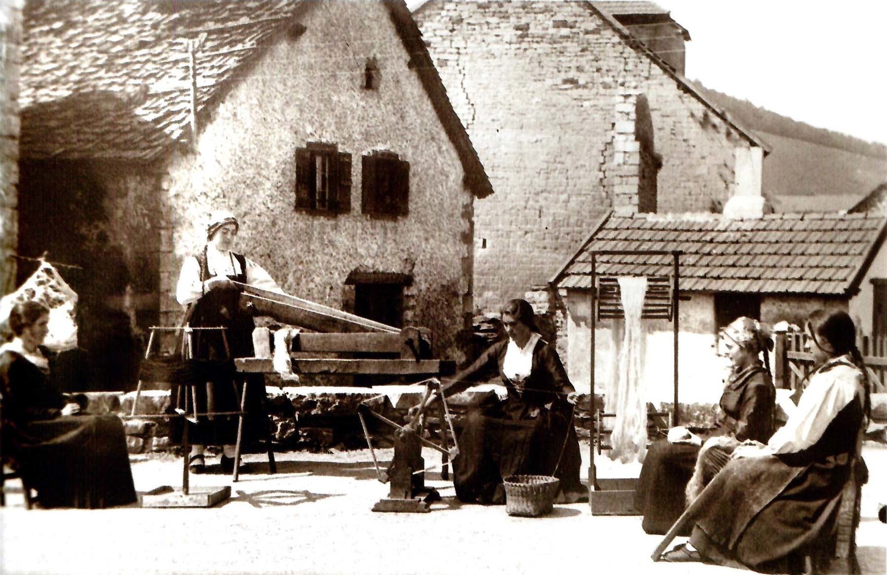 1924. Escena en uno de las poblaciones de la serie sobre el traje regional. Hilanderas de lana y lino en Aézcoa Villanueva (Foto Roldán)