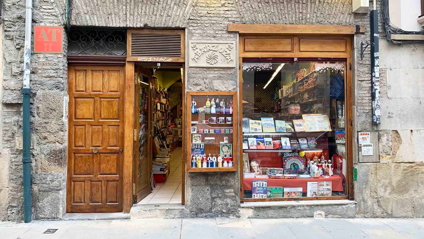 Fachada de la librería Abárzuza en la calle Santo Domingo 29 de Pamplona. Navarra.com