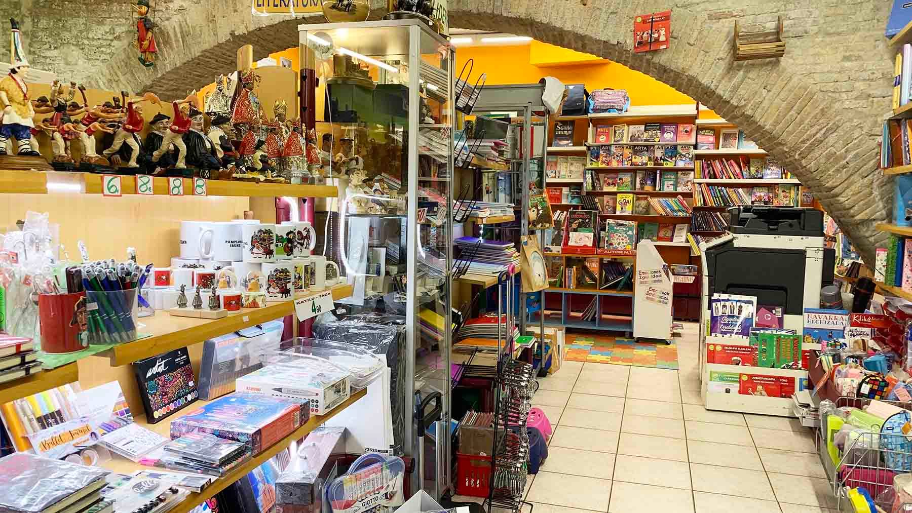 Interior de la librería Abárzuza en la calle Santo Domingo de Pamplona. Navarra.com