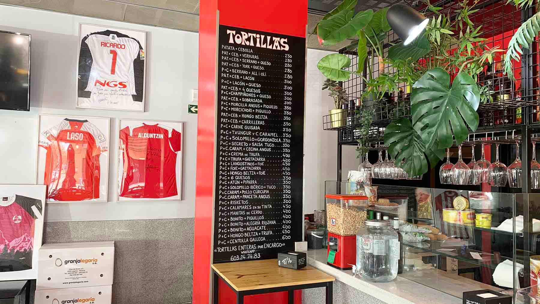 Interior del Gastrobar Txion con su larga lista de tortillas de patata expuesta. Navarra.com