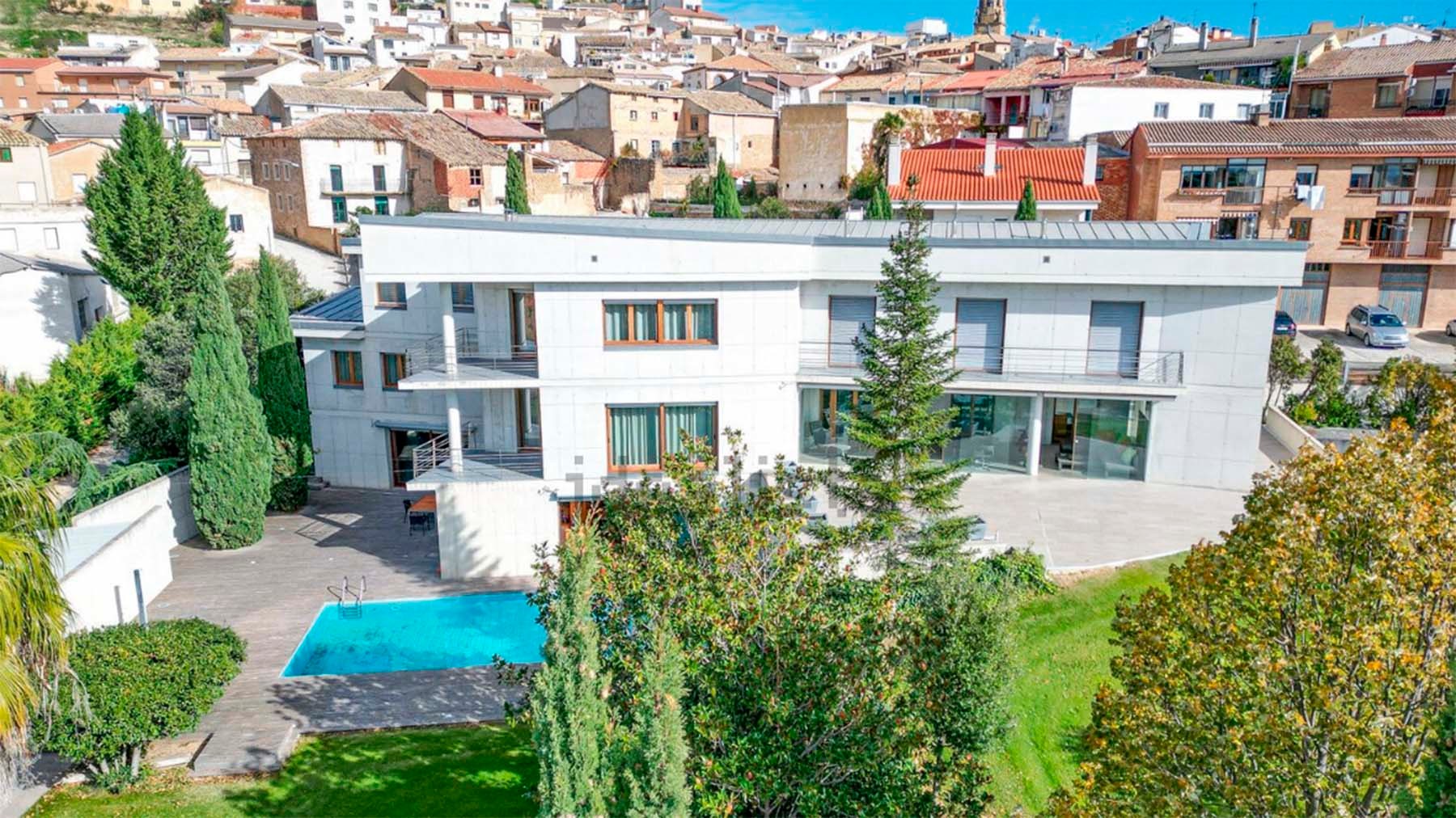 La casa de lujo que se vende en un pueblo de Navarra y es digna de las mansiones de Hollywood