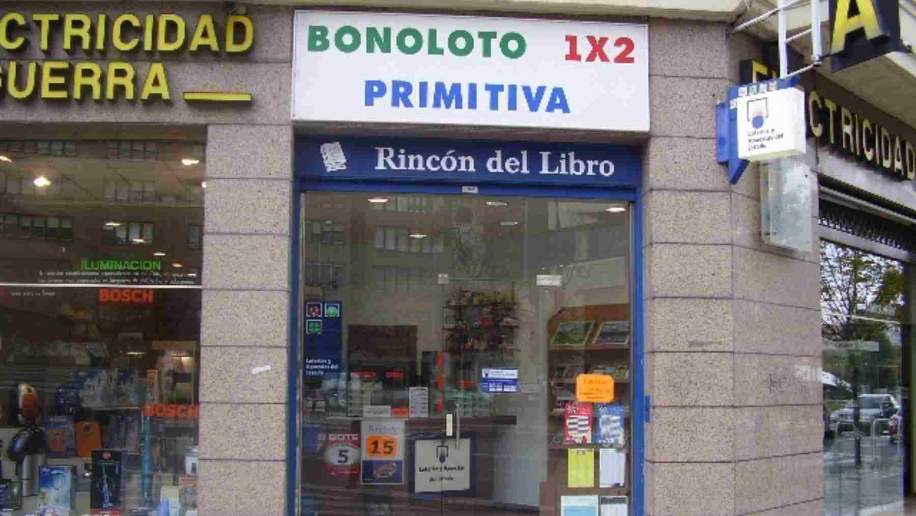 Despacho autorizado de loterías en la Avenida de Zaragoza de Pamplona que ha vendido el boleto ganador del Euromillones. ONLAE