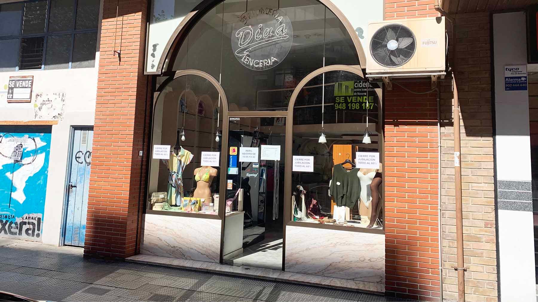 Fachada de la tienda de lencería Dina en el barrio de Azpilagaña en Pamplona. Navarra.com