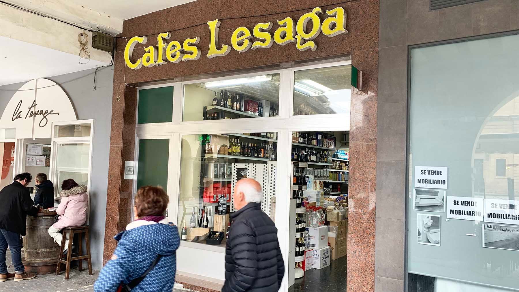 Fachada de la tienda cafés Lesaga en la plaza de los Fueros de Estella. Navarra.com