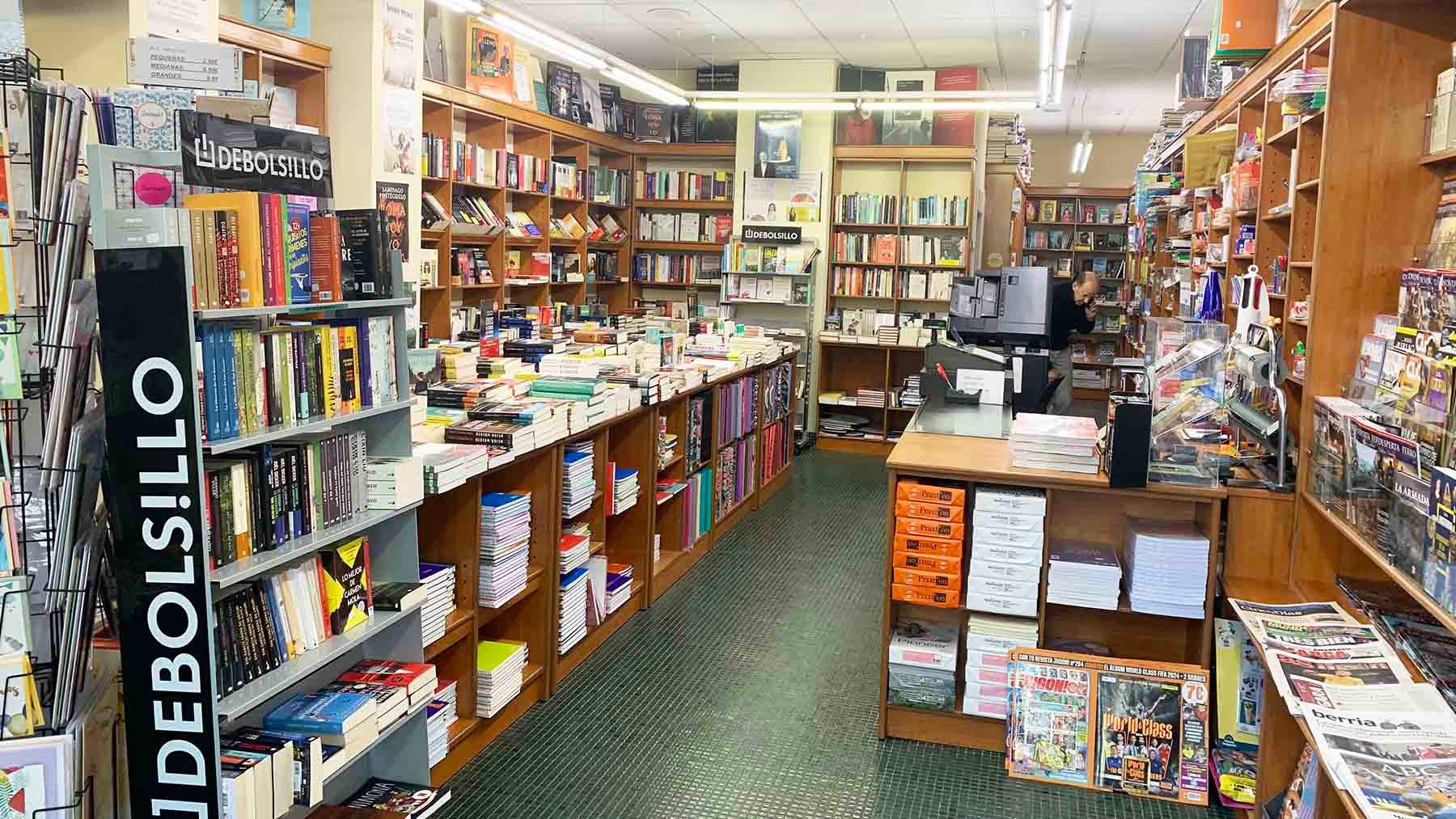 Interior de la librería Ínsula en la calle Francisco Bergamín 15 de Pamplona. Navarra.com