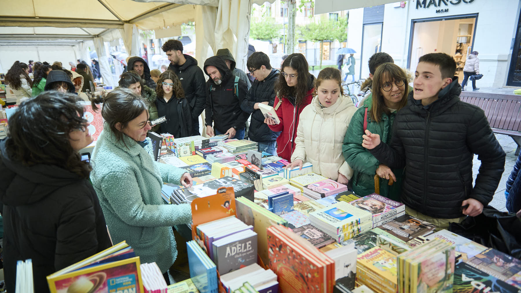 Asirón deja tirados a los libreros de Pamplona y cancela su visita a la Feria del Libro porque llueve